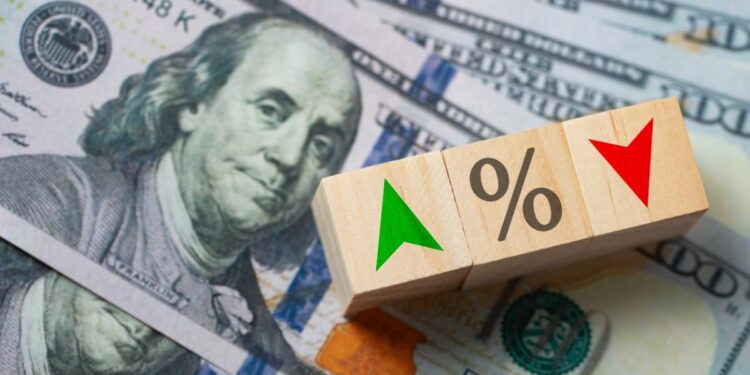 Dólar em linhas estáveis com PCE dos EUA e feriado no Brasil