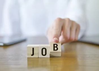 Criação de vagas de trabalho nos EUA acelera em maio e surpreende o mercado