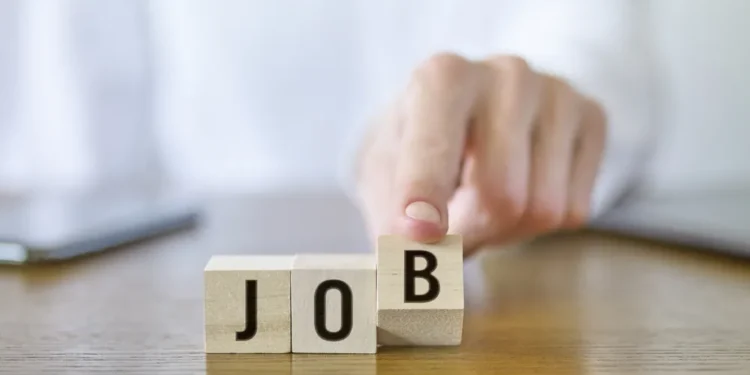 Criação de vagas de trabalho nos EUA acelera em maio e surpreende o mercado