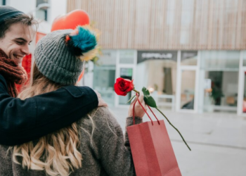 Estratégia do amor: saiba como impulsionar suas vendas no comércio físico e online no Dia dos Namorados