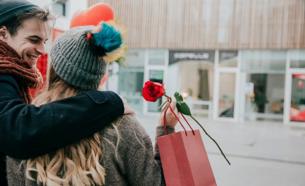 Estratégia do amor: saiba como impulsionar suas vendas no comércio físico e online no Dia dos Namorados