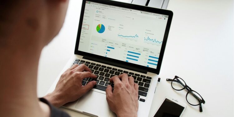 Especialistas financeiros buscam alternativa ao padrão brasileiro de assessoria em investimento