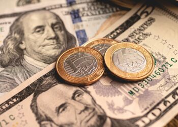 Dólar Fecha Semana em Alta de 1,06% em Meio a Incertezas no Governo