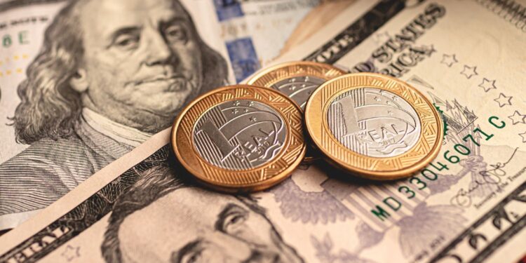 Dólar Fecha Semana em Alta de 1,06% em Meio a Incertezas no Governo