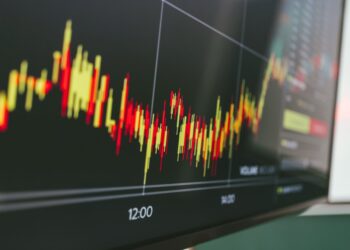 Ibovespa opera em queda e tenta manter 119 mil pontos