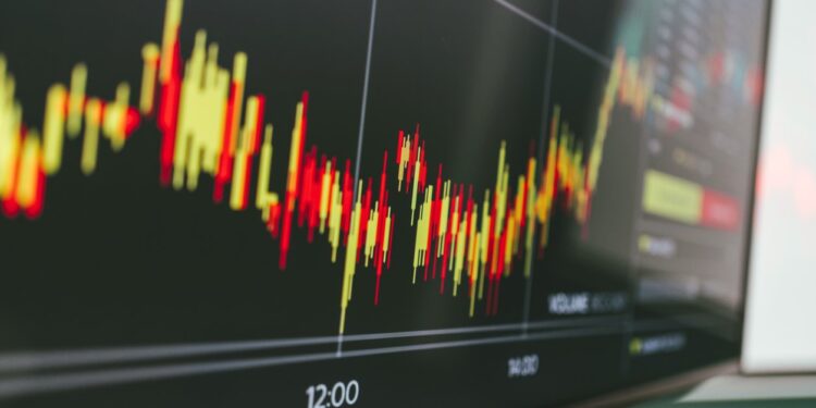 Ibovespa opera em queda e tenta manter 119 mil pontos