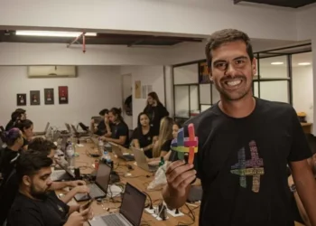 Deu aula de graça de Excel; hoje fatura R$ 48 mi com streaming de cursos