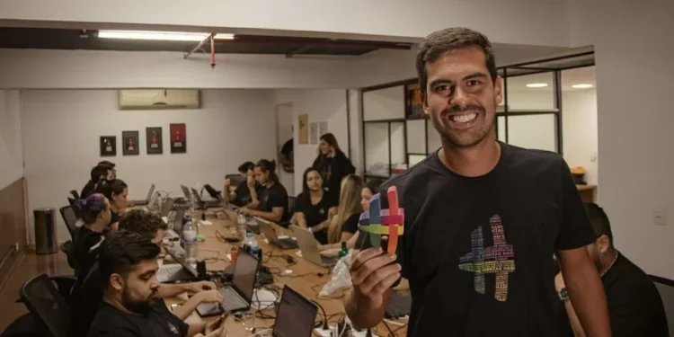 Deu aula de graça de Excel; hoje fatura R$ 48 mi com streaming de cursos