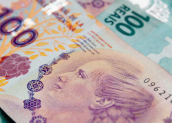 Real supera peso argentino e se torna a moeda mais desvalorizada do mundo