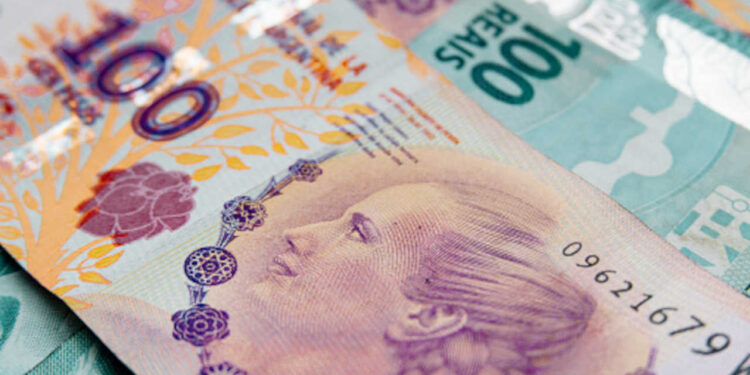 Real supera peso argentino e se torna a moeda mais desvalorizada do mundo