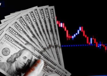 Com incertezas fiscais em alta, Ibovespa fecha em queda e dólar sobe para R$ 5,59