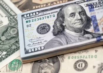 A decisão de juros nos EUA e Brasil está no centro da queda do dólar hoje