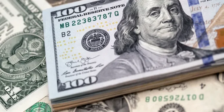 A decisão de juros nos EUA e Brasil está no centro da queda do dólar hoje