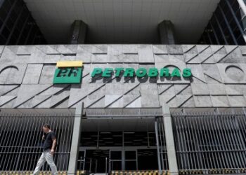 A ANP informa que o preço da gasolina nos postos aumentou 2% como resultado do reajuste da Petrobras (PETR4)