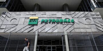 A ANP informa que o preço da gasolina nos postos aumentou 2% como resultado do reajuste da Petrobras (PETR4)