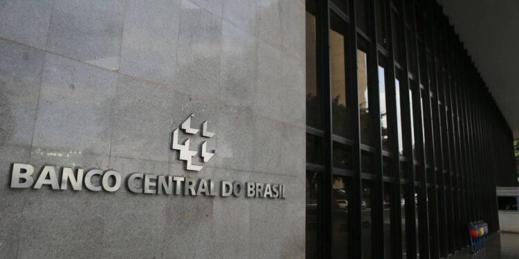 Banco Central aumenta o limite de operações de câmbio das corretoras para US$ 500 mil