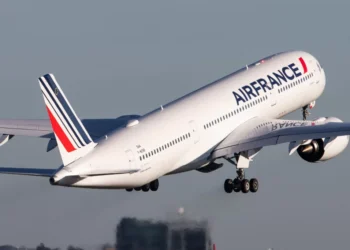 Viagens a Paris despencam, mesmo durante os Jogos Olímpicos, e as companhias aéreas já estimam perdas de milhões