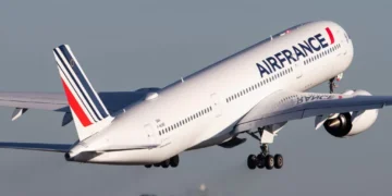 Viagens a Paris despencam, mesmo durante os Jogos Olímpicos, e as companhias aéreas já estimam perdas de milhões