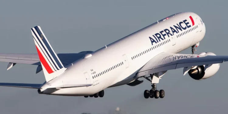 Viagens a Paris despencam, mesmo durante os Jogos Olímpicos, e as companhias aéreas já estimam perdas de milhões