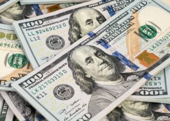 Dólar continua a subir e se aproxima de R$ 5,60 após um dia de alta
