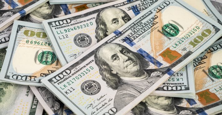 Dólar continua a subir e se aproxima de R$ 5,60 após um dia de alta