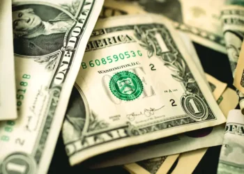 Com balanços e commodities próximos de decisões sobre juros, Ibovespa avança; dólar sobe