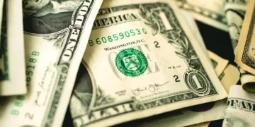 Com balanços e commodities próximos de decisões sobre juros, Ibovespa avança; dólar sobe