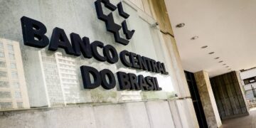 De acordo com especialistas, a obrigação dos bancos de fornecer educação financeira aos seus clientes é uma mudança positiva