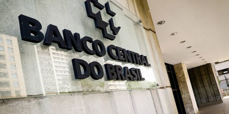 De acordo com especialistas, a obrigação dos bancos de fornecer educação financeira aos seus clientes é uma mudança positiva
