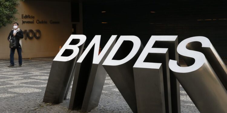 BNDES concedeu um apoio histórico de R$ 2 bilhões à indústria farmacêutica