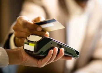 Para o Banco Central, o brasileiro está optando pelo parcelado em vez do rotativo do cartão, que tem juros mais altos
