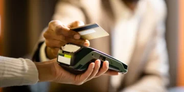 Para o Banco Central, o brasileiro está optando pelo parcelado em vez do rotativo do cartão, que tem juros mais altos