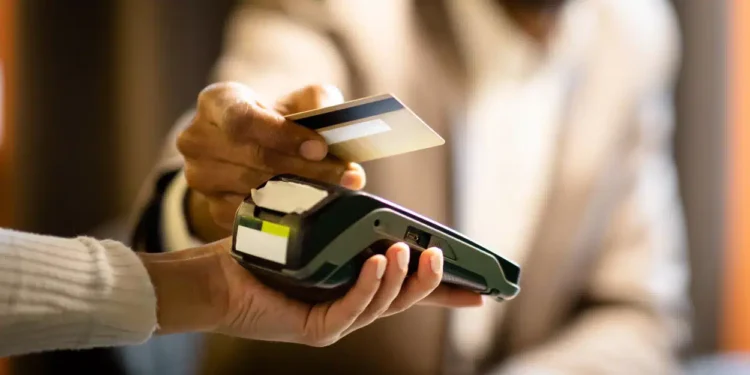 Para o Banco Central, o brasileiro está optando pelo parcelado em vez do rotativo do cartão, que tem juros mais altos