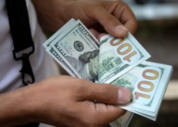 O que provocou o aumento repentino do dólar? Moeda americana já sobe 16% em 2024 e está próxima de atingir seu máximo dos últimos dois anos