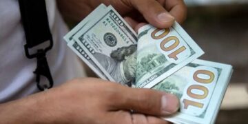 O que provocou o aumento repentino do dólar? Moeda americana já sobe 16% em 2024 e está próxima de atingir seu máximo dos últimos dois anos