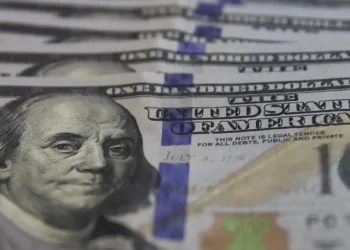 Devido à fraqueza das moedas emergentes, dólar fecha em alta e sobe 1% na semana