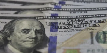 Devido à fraqueza das moedas emergentes, dólar fecha em alta e sobe 1% na semana