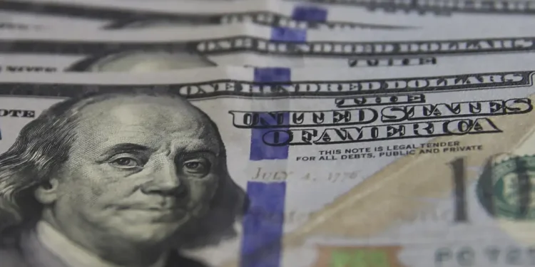Devido à fraqueza das moedas emergentes, dólar fecha em alta e sobe 1% na semana