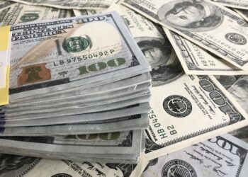 Em meio à queda das commodities e à valorização do iene, dólar chega a subir 1% hoje