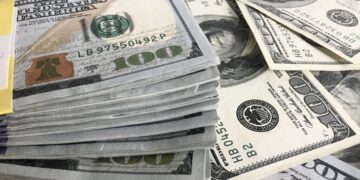 Em meio à queda das commodities e à valorização do iene, dólar chega a subir 1% hoje