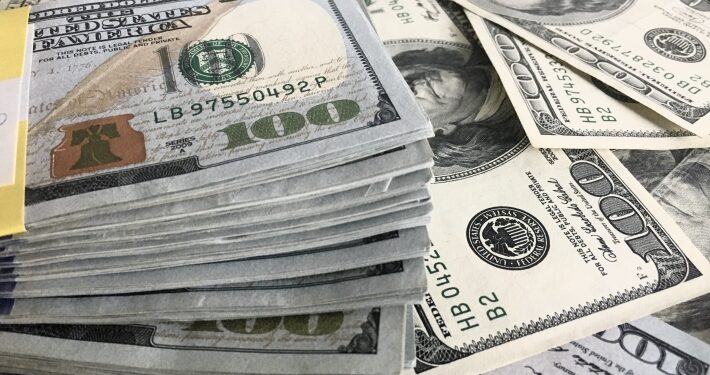 Em meio à queda das commodities e à valorização do iene, dólar chega a subir 1% hoje