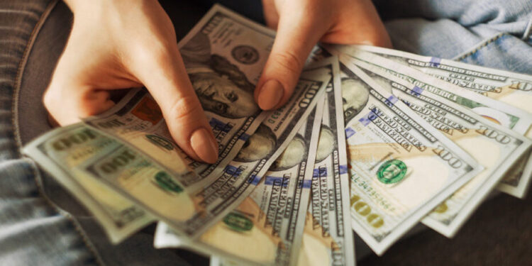 Em uma sessão de correção, o dólar e o Ibovespa recuam, e a prévia da inflação foi pior que o esperado
