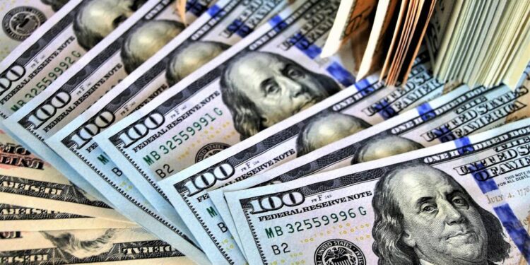O dólar aumenta em relação a moedas globais em busca de proteção após a crise e a situação política nos Estados Unidos