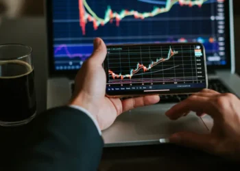 Ibovespa fecha em baixa e volta aos 126 mil pontos; Vale (VALE3) aumenta e Petrobras (PETR4) cai