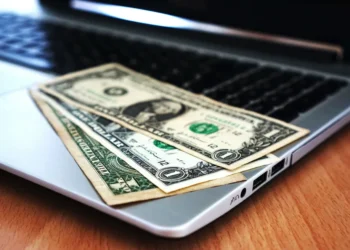 Com as decisões sobre Ptax e juros em mente, dólar fecha quase estável a R$ 5,61