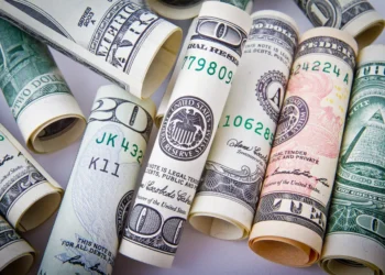 Com alta do iene e aversão a risco, dólar sobe 1,25% e atinge R$ 5,65