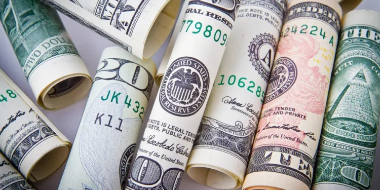 Com alta do iene e aversão a risco, dólar sobe 1,25% e atinge R$ 5,65