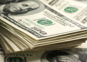 Com pressão sobre emergentes, dólar segue perto da máxima do ano, apesar de sua queda