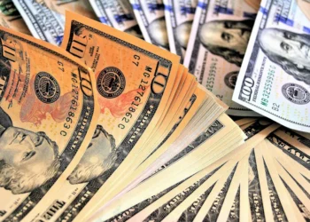 Antes das decisões de juros no Brasil e nos EUA, o dólar experimenta uma leve queda