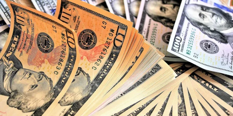 Antes das decisões de juros no Brasil e nos EUA, o dólar experimenta uma leve queda